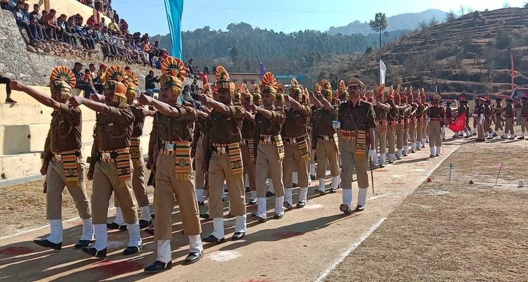 चंपावत पुलिस लाइन में गणतंत्र दिवस पर परेड निकालते पुलिस के जवान। चंपावत पुलिस लाइन में गणतंत्र दिवस पर परेड निकालते पुलिस के जवान।