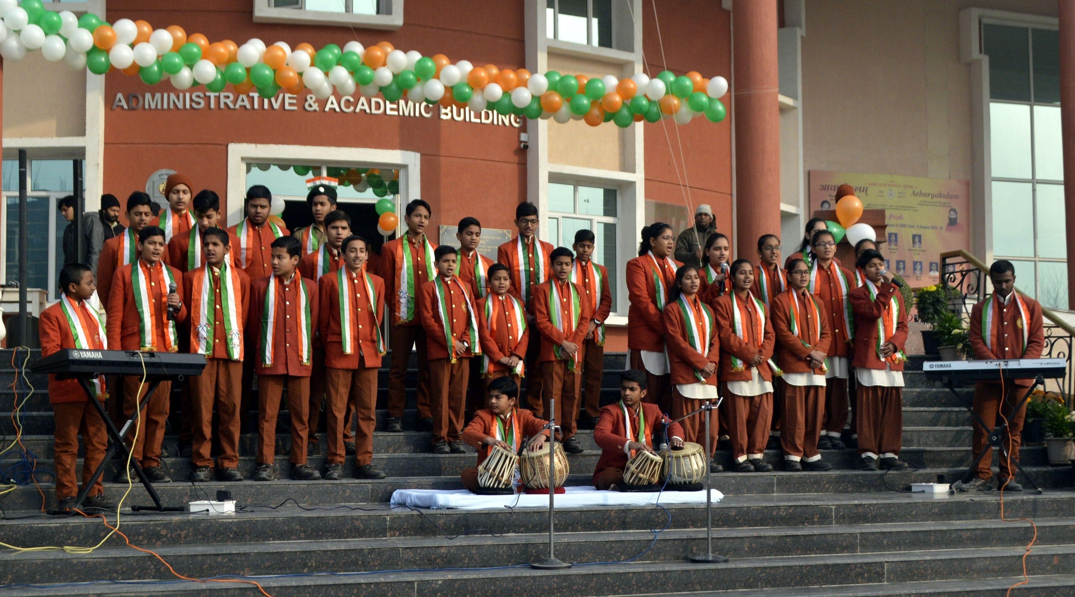 गणतंत्र दिवस के अवसर पर आचार्यकुलम में आयोजित कार्यक्रम में गीत प्रस्तुत करते छात्र-छ्राएं ।