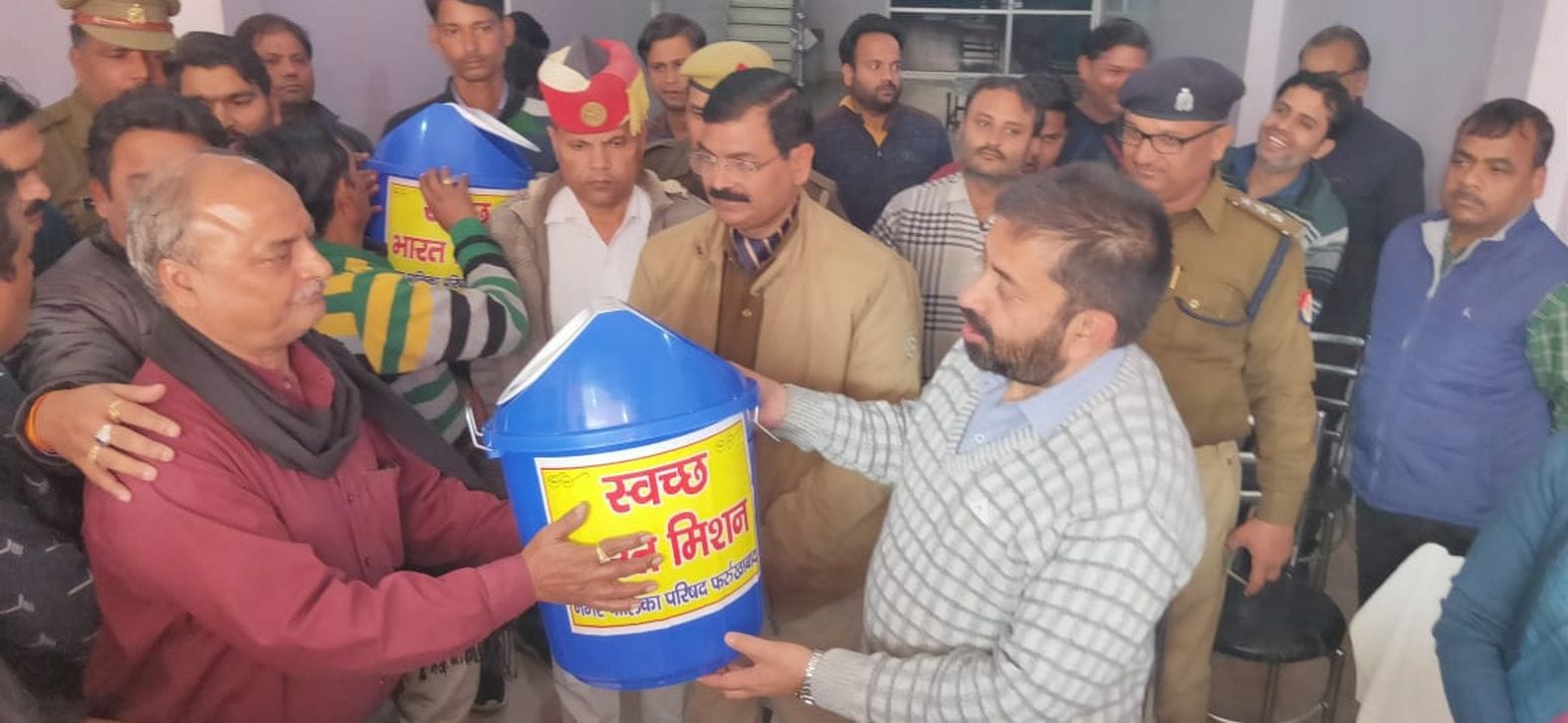 व्यापारियों को डस्टबिन देते डीएम व एसपी। संवाद न्यूज एजेंसी