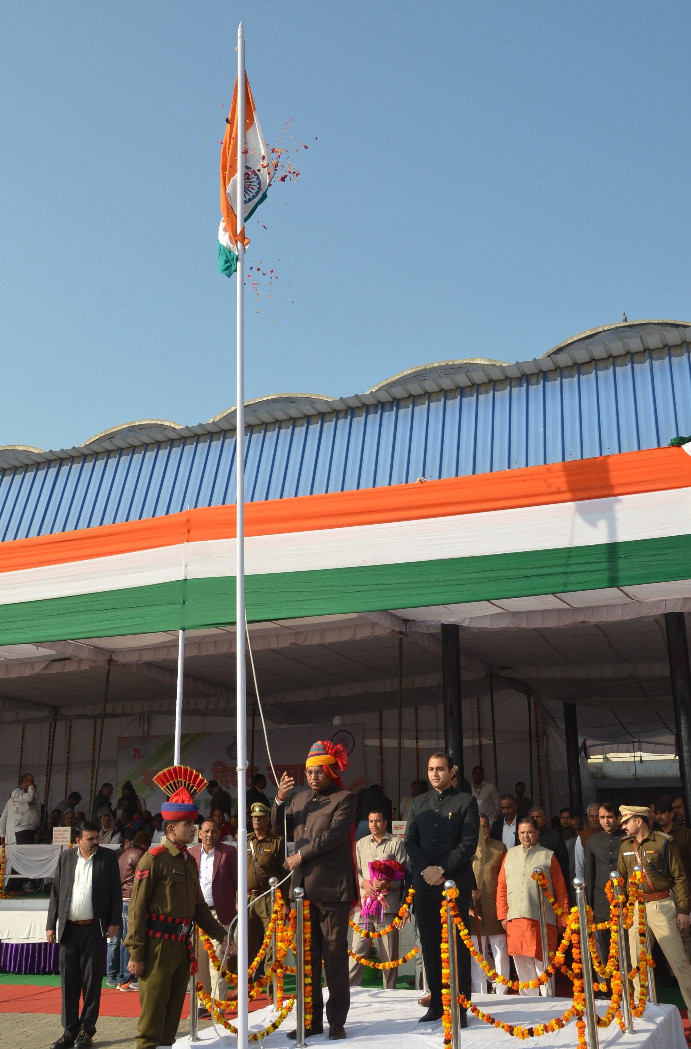 भीम स्टेडियम में गणतंत्र दिवस समारोह के दौरान ध्वजारोहण करते सहकारिता मंत्री डा. बनवारी लाल। सं? भीम स्टेडियम में गणतंत्र दिवस समारोह के दौरान ध्वजारोहण करते सहकारिता मंत्री डा. बनवारी लाल। सं?
