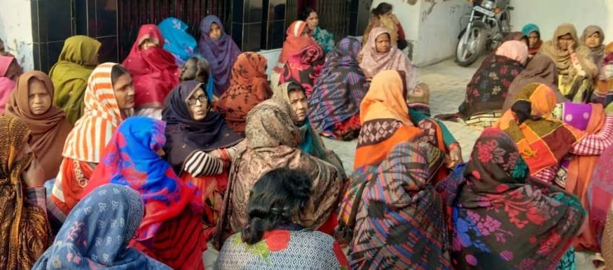 पट्टी के बीबीपुर में सड़क हादसे में मृत किसान के बिलखते परिजन।
