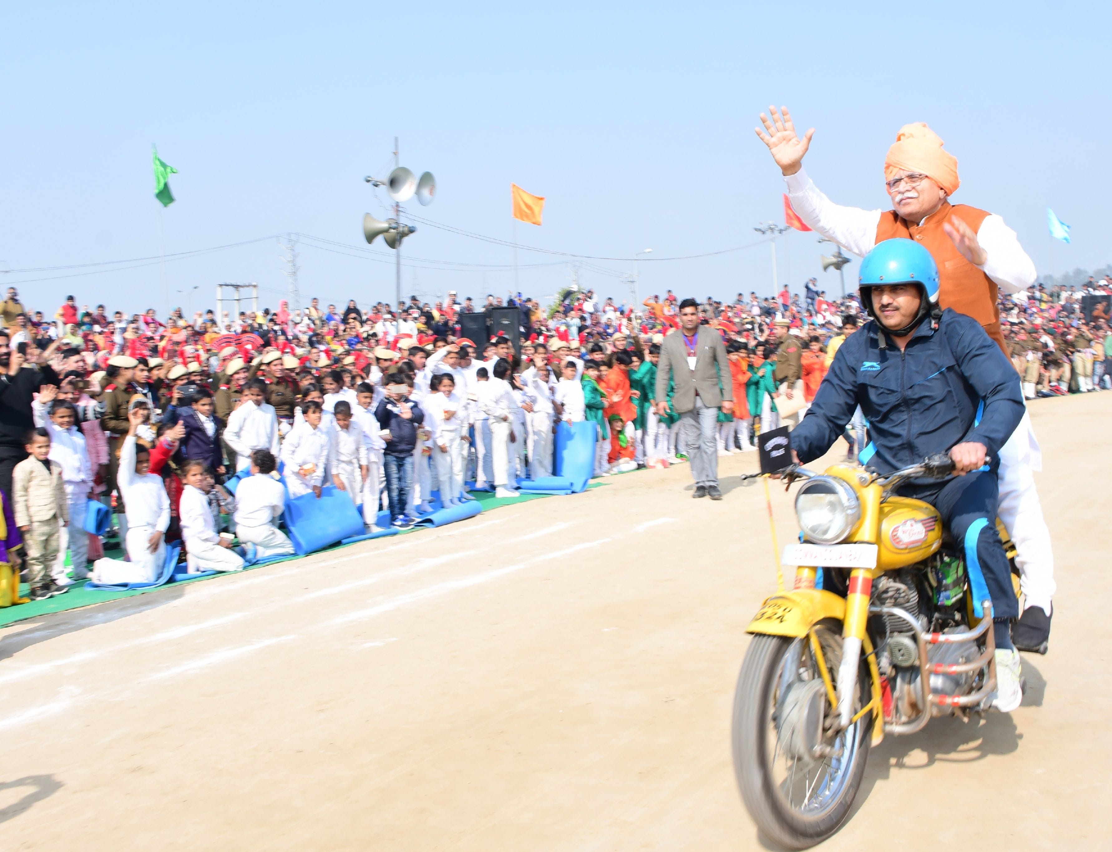 बाइक पर सवार होकर लोगों का अभिवादन स्वीकार करते मुख्यमंत्री मनोहर लाल। बाइक पर सवार होकर लोगों का अभिवादन स्वीकार करते मुख्यमंत्री मनोहर लाल।