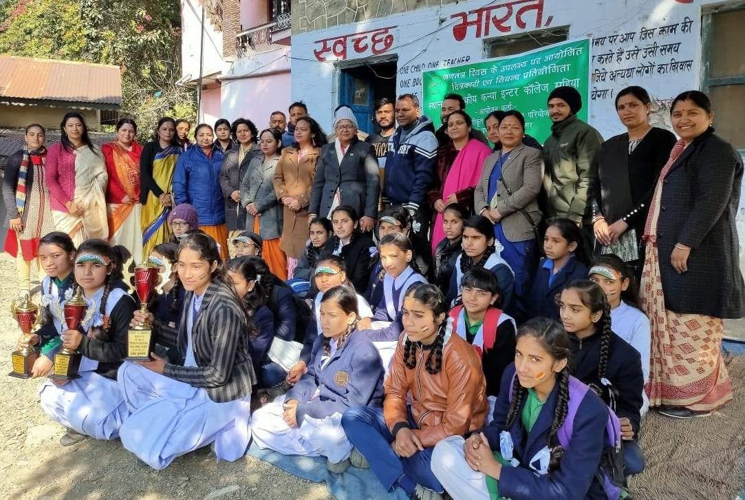 राजकीय बालिका इंटर कॉलेज साहिया में गणतंत्र दिवस पर पुरस्कार के साथ छात्र छात्राएं। राजकीय बालिका इंटर कॉलेज साहिया में गणतंत्र दिवस पर पुरस्कार के साथ छात्र छात्राएं।