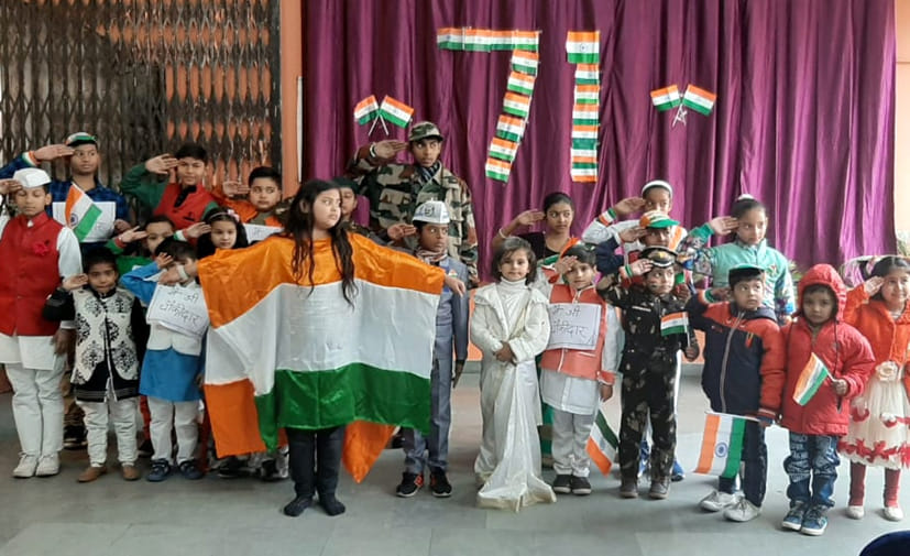 एसडी कांवेंट स्कूल में गणतंत्र दिवस पर आयोजित कार्यक्रम में प्रस्तुति देते स्कूलील बच्चे एसडी कांवेंट स्कूल में गणतंत्र दिवस पर आयोजित कार्यक्रम में प्रस्तुति देते स्कूलील बच्चे