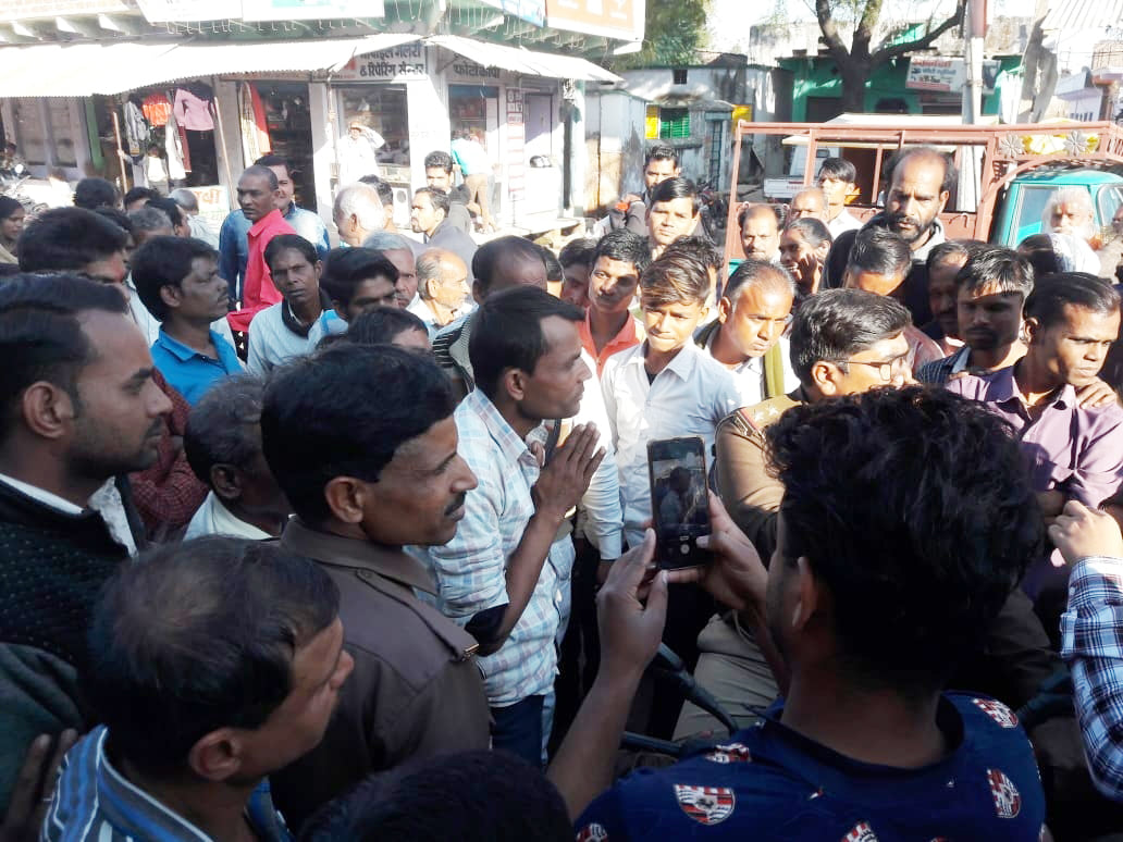 पाली में भीड़ के बीच में पकड़ा गया आरोपी पाली में भीड़ के बीच में पकड़ा गया आरोपी