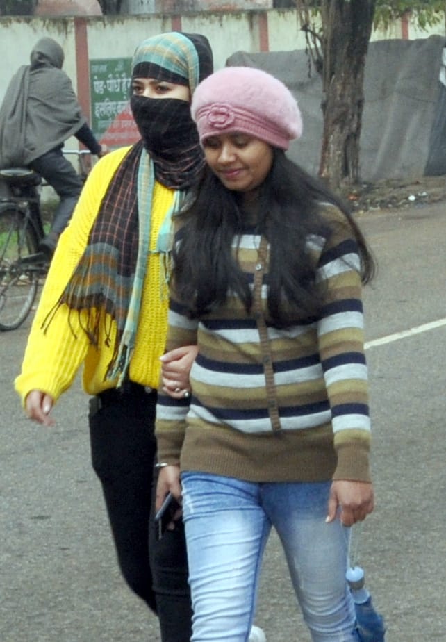 शामली बुंदा बांदी में गुजरती छात्राएं शामली बुंदा बांदी में गुजरती छात्राएं
