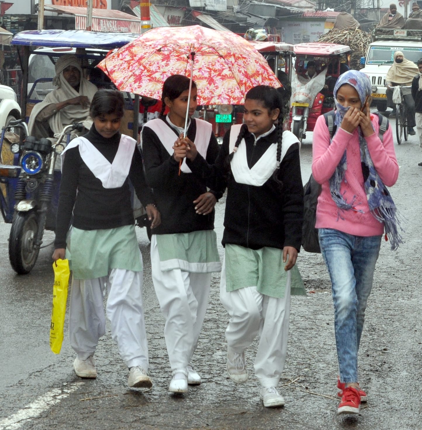 शामली बुंदा बांदी में छाता लगा कर गुजरती छात्राएं शामली बुंदा बांदी में छाता लगा कर गुजरती छात्राएं