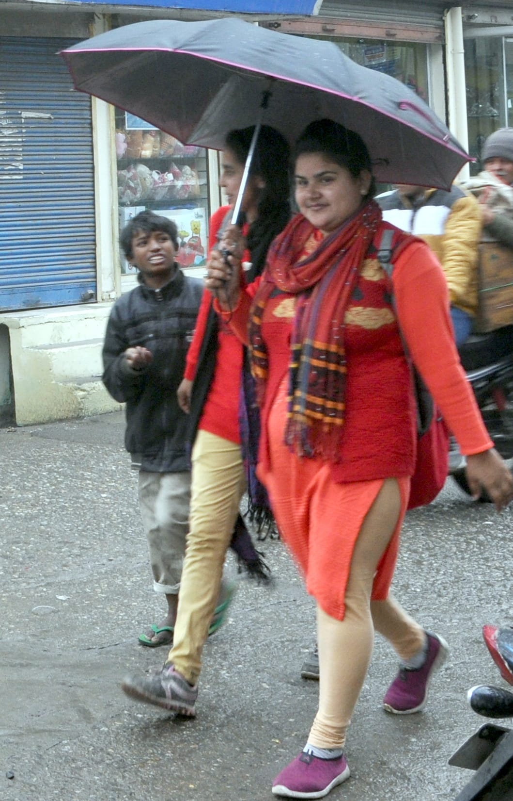 शामली बुंदा बांदी में छाता लगा कर गुजरती युवतियां शामली बुंदा बांदी में छाता लगा कर गुजरती युवतियां