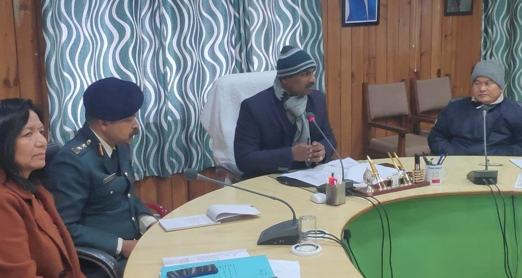 कोरोना वायरस को लेकर बैठक लेते डीएम डा.विजय कुमार जोगदंडे। संवाद कोरोना वायरस को लेकर बैठक लेते डीएम डा.विजय कुमार जोगदंडे। संवाद