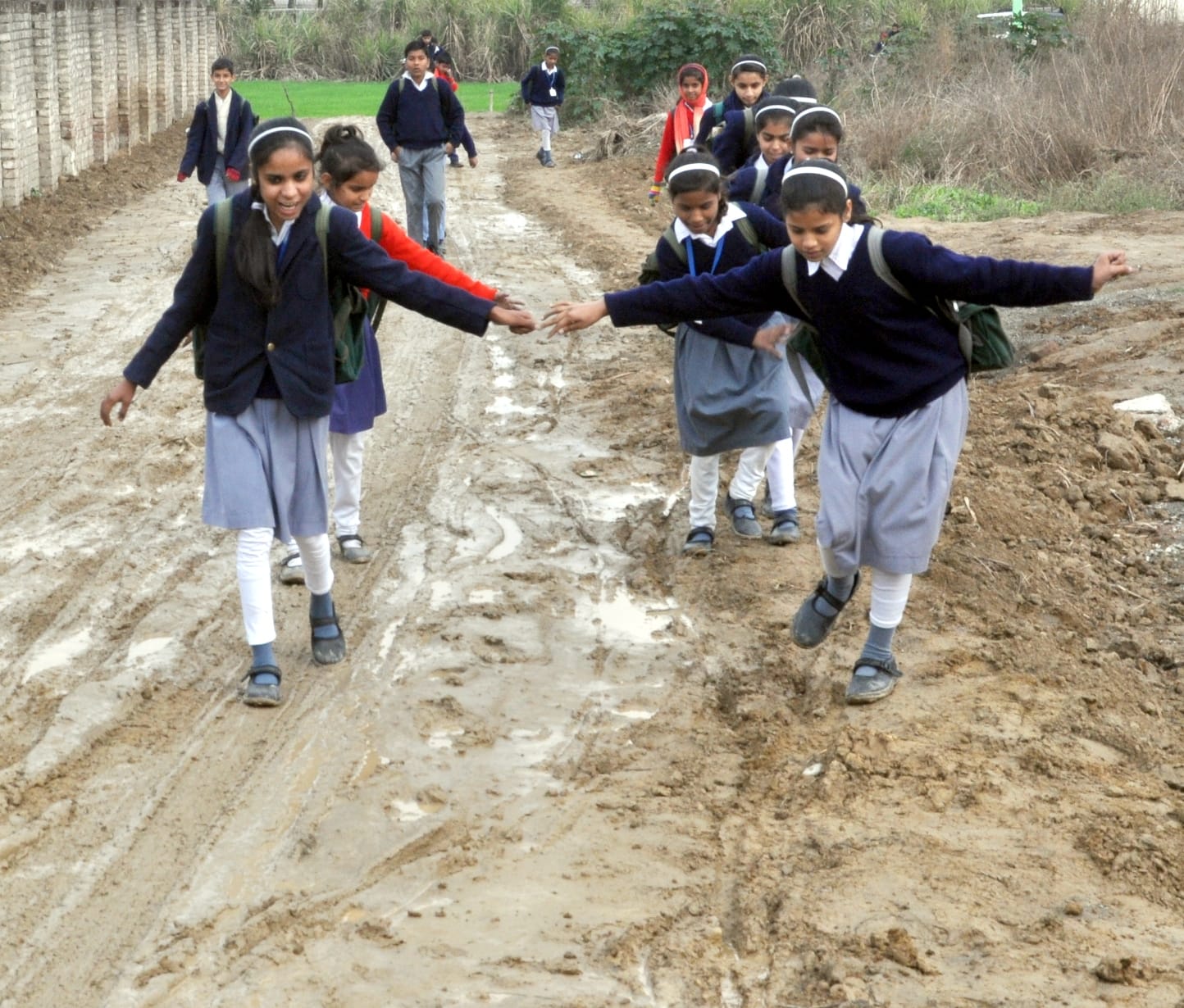शामली किचड से बच कर निकलते स्कूली बच्चे शामली किचड से बच कर निकलते स्कूली बच्चे