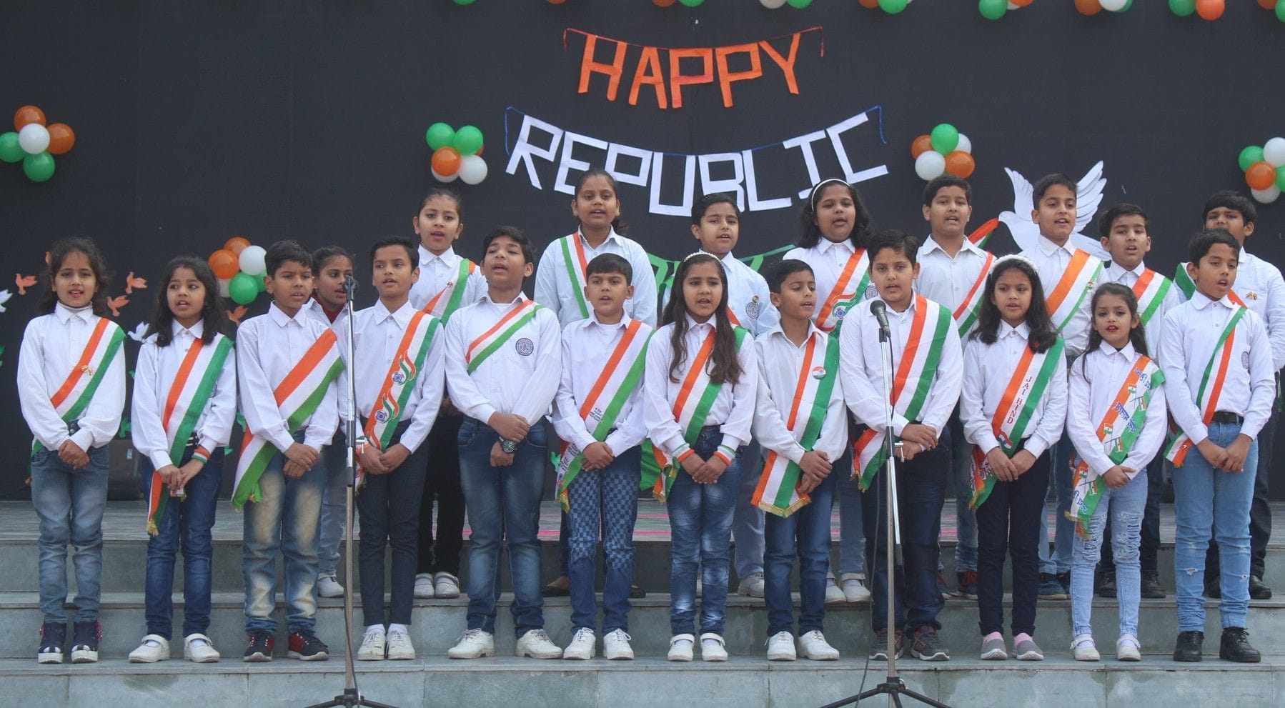 गणतंत्र दिवस पर संत फ्रांसिस स्कूल में सांस्कृतिक कार्यक्रम प्रस्तुत करते बच्चें व झंडा रोहण कर गणतंत्र दिवस पर संत फ्रांसिस स्कूल में सांस्कृतिक कार्यक्रम प्रस्तुत करते बच्चें व झंडा रोहण कर