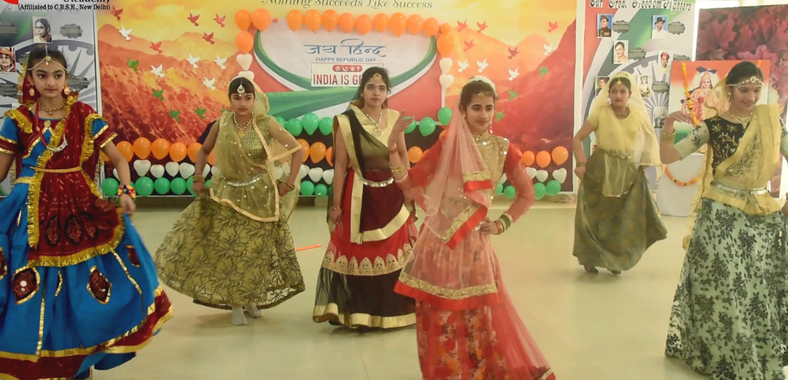 मेपल्स एकेडमी में सांस्कृतिक प्रस्तुति देती छात्राएं मेपल्स एकेडमी में सांस्कृतिक प्रस्तुति देती छात्राएं
