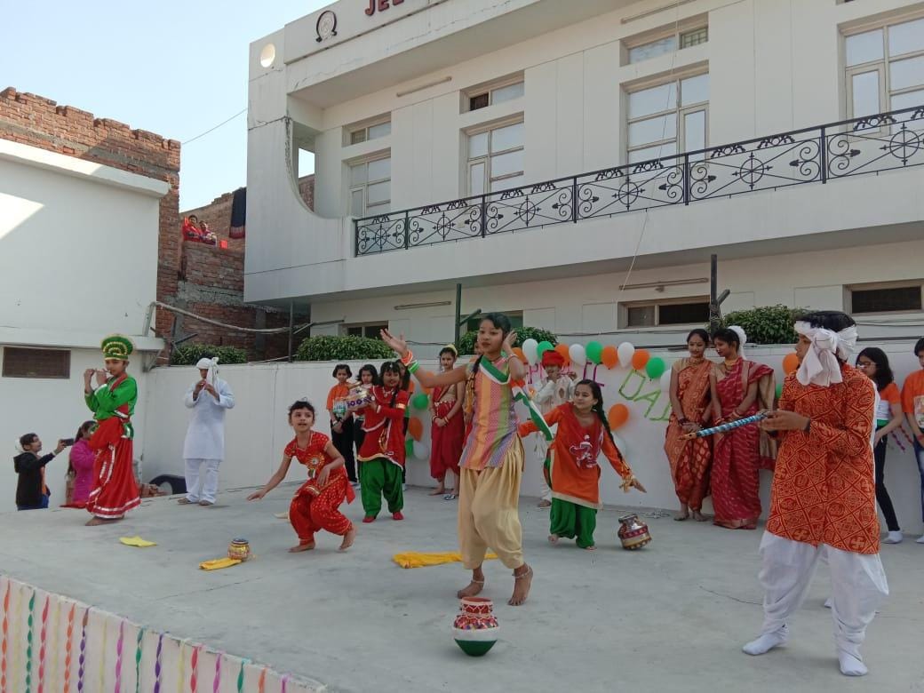 जवन ज्योति स्कूल में सांस्कृतिक कार्यक्रम प्रस्तुत करते छात्र-छात्राएं