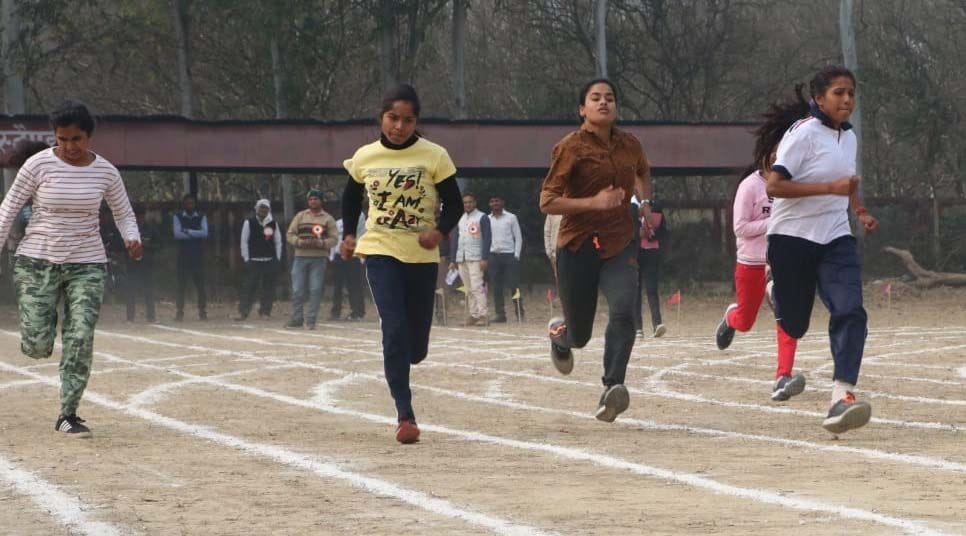 राजकीय पालीटेक्निक कालेज में आयोजित वार्षिक खेलकूद में 100 मीटर दौड़ लगाती महिला खिलाड़ी। राजकीय पालीटेक्निक कालेज में आयोजित वार्षिक खेलकूद में 100 मीटर दौड़ लगाती महिला खिलाड़ी।