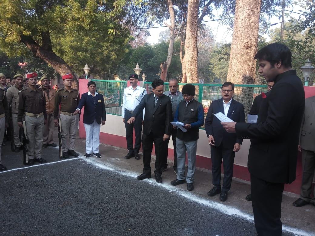 कलेक्ट्रेट में शपथ दिलाते डीएम मन्नान अख्तर
