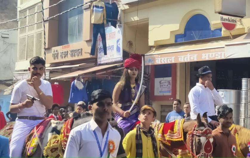 जालौन में स्कूली छात्र-छात्राएं रानी लक्ष्मीबाई भगत सिंह की वेशभूषा में रैली निकालते