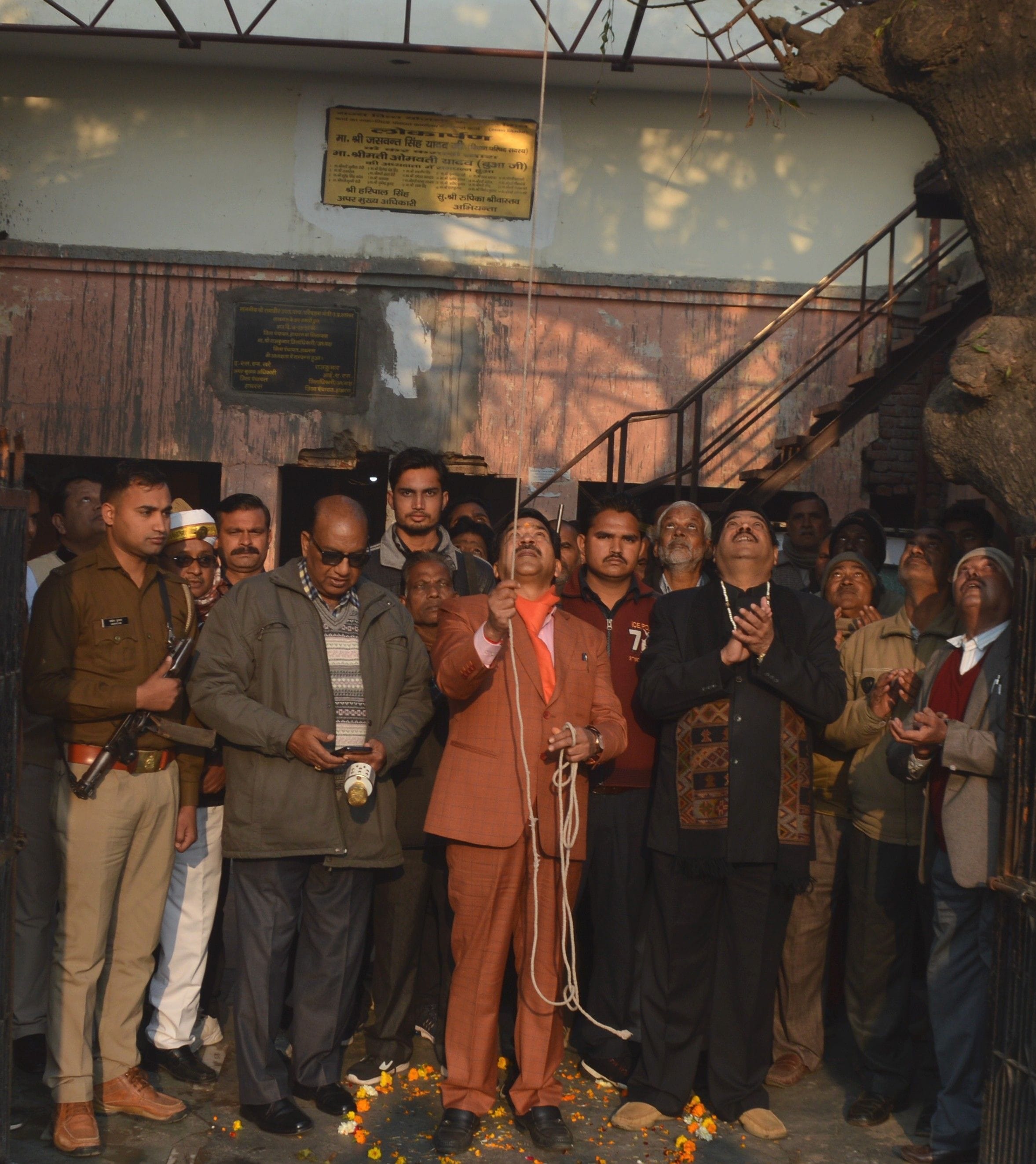 जिला पंचायत कार्यालय पर झंडा रोहण करते जिला पंचायत अध्यक्ष विनोद उपाध्याय व उपस्थित कर्मचारी। जिला पंचायत कार्यालय पर झंडा रोहण करते जिला पंचायत अध्यक्ष विनोद उपाध्याय व उपस्थित कर्मचारी।