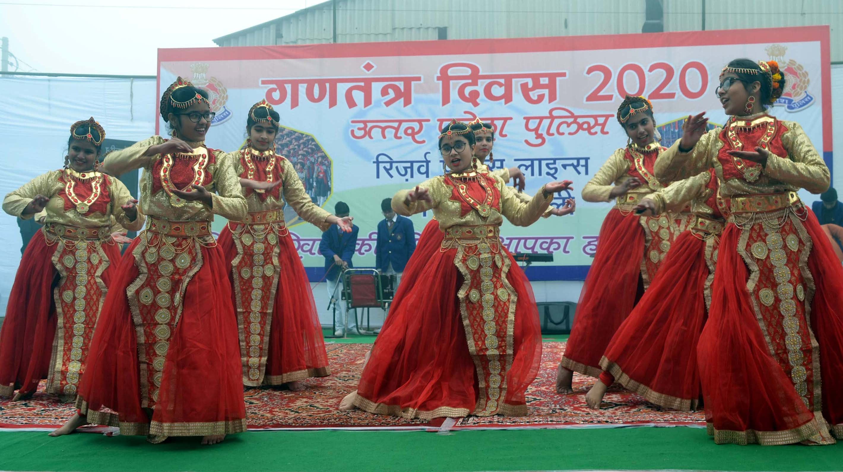 शामली पुलिस लाइन में गणतंत्र दिवस पर सांस्कृतिक कार्यक्रम प्रस्तुत करतीं छात्राएं। शामली पुलिस लाइन में गणतंत्र दिवस पर सांस्कृतिक कार्यक्रम प्रस्तुत करतीं छात्राएं।