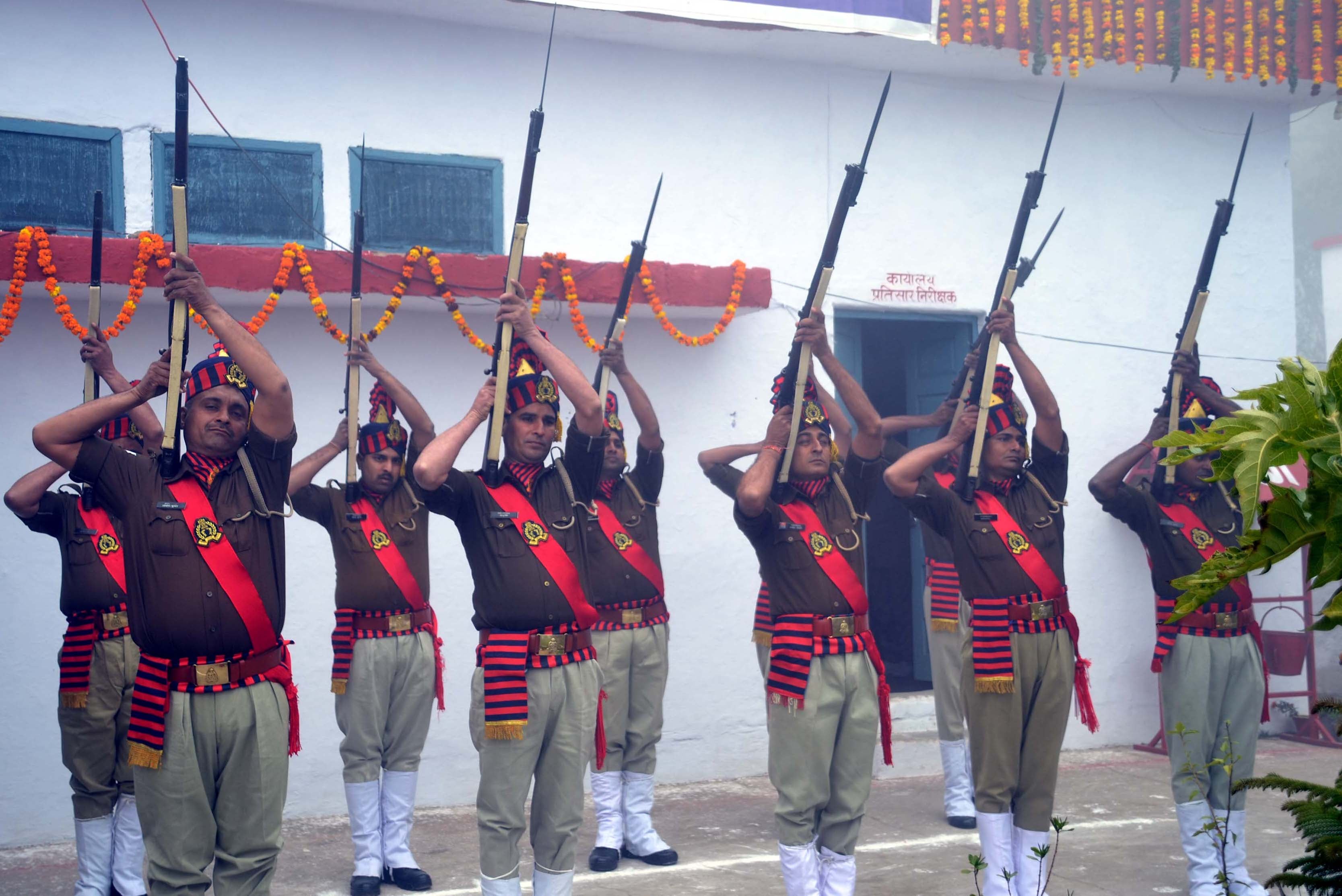 शामली पुलिस लाइन में गणतंत्र दिवस पर  फायर करते पुलिसकर्मी।