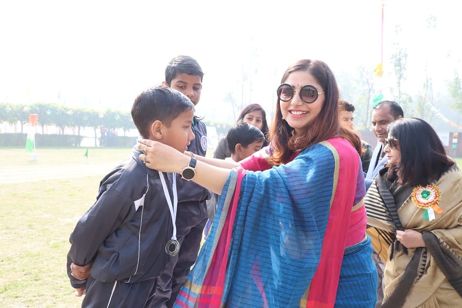 छुटमलपुर के यूपी ग्लोबल में वार्षिक खेल प्रतियोगिता के विजेता को सम्मानित करती पूजा सिंह