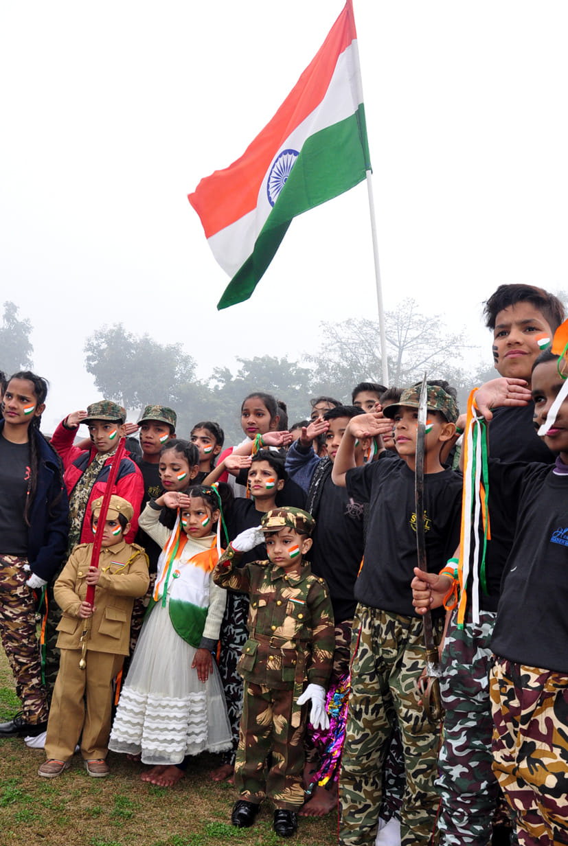 गणतंत्र दिवस पर पुलिस लाइन में सांस्कृतिक प्रस्तुति देते स्कूली छात्र छात्राएं