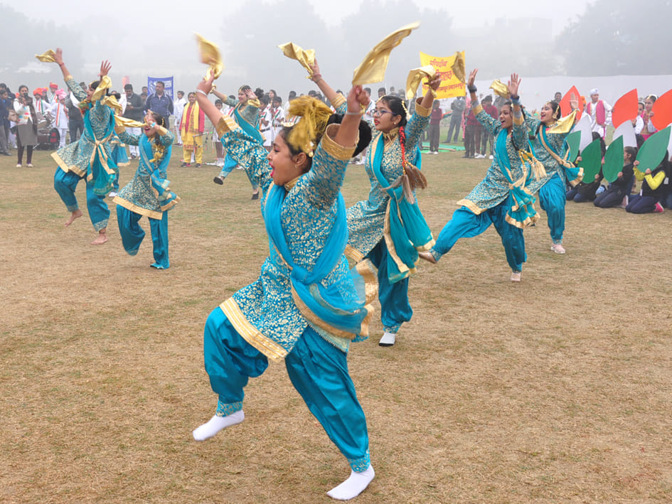 गणतंत्र दिवस पर पुलिस लाइन में सांस्कृतिक प्रस्तुति देते स्कूली छात्र छात्राएं