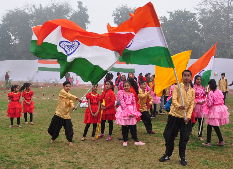 गणतंत्र दिवस पर पुलिस लाइन में सांस्कृतिक प्रस्तुति देते स्कूली छात्र छात्राएं