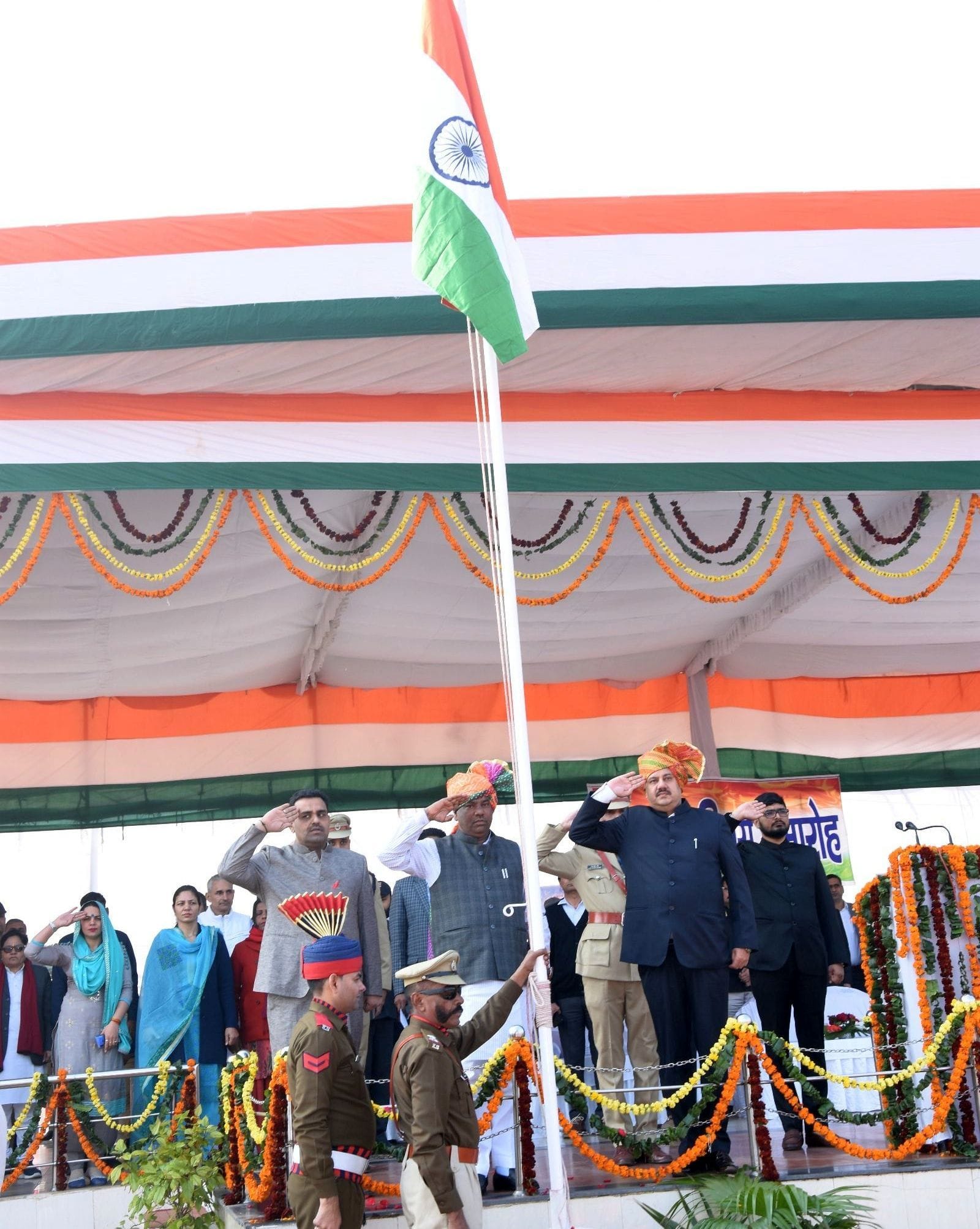पुलिस लाइन में सलामी लेते मंत्री अनूप धानक व अन्य अधिकारी पुलिस लाइन में सलामी लेते मंत्री अनूप धानक व अन्य अधिकारी