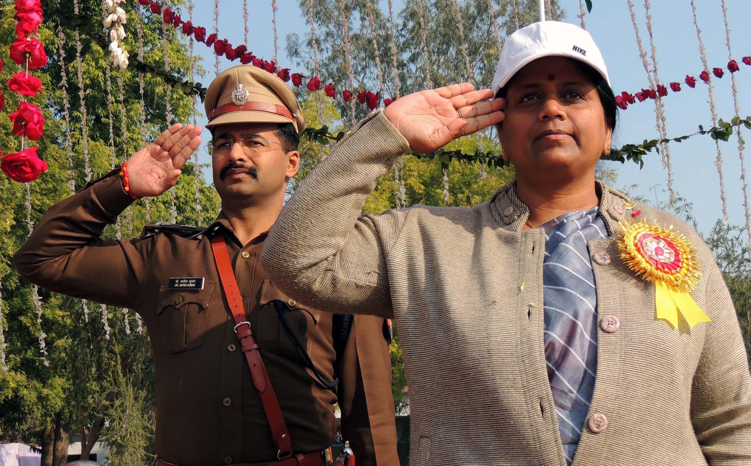 पुलिस लाइन मे गणतंत्र दिवस पर परेड की सलामी लेती प्रभारी मंत्री नीलिमा कटियार व एसपी सतीश कुमार