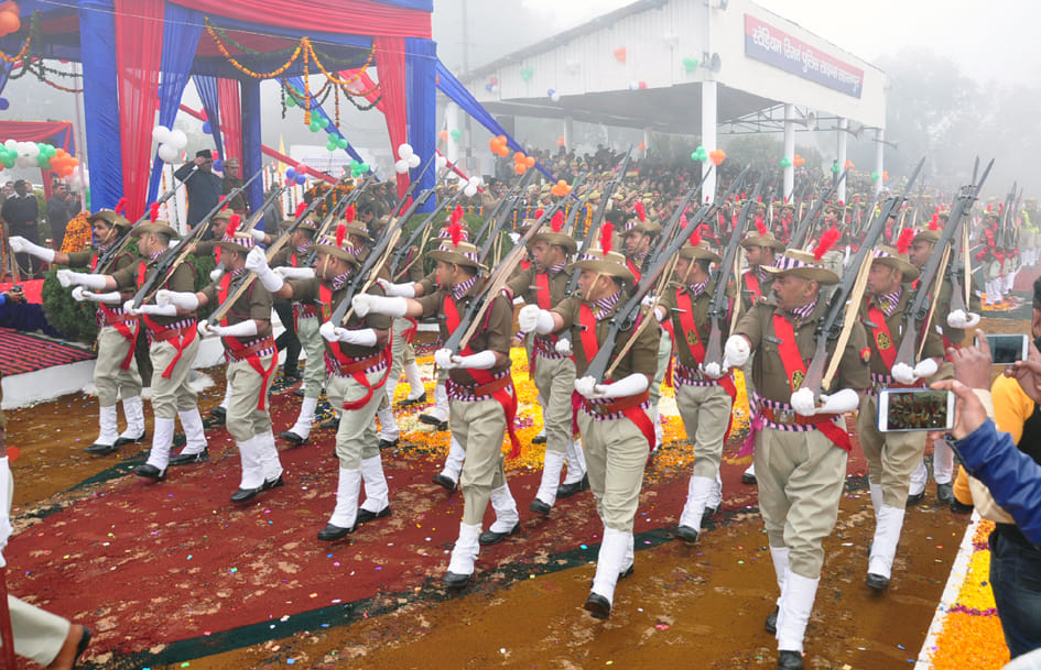 गणतंत्र दिवस पर पुलिस लाइन में परेड में भाग लेते पुलिस जवान