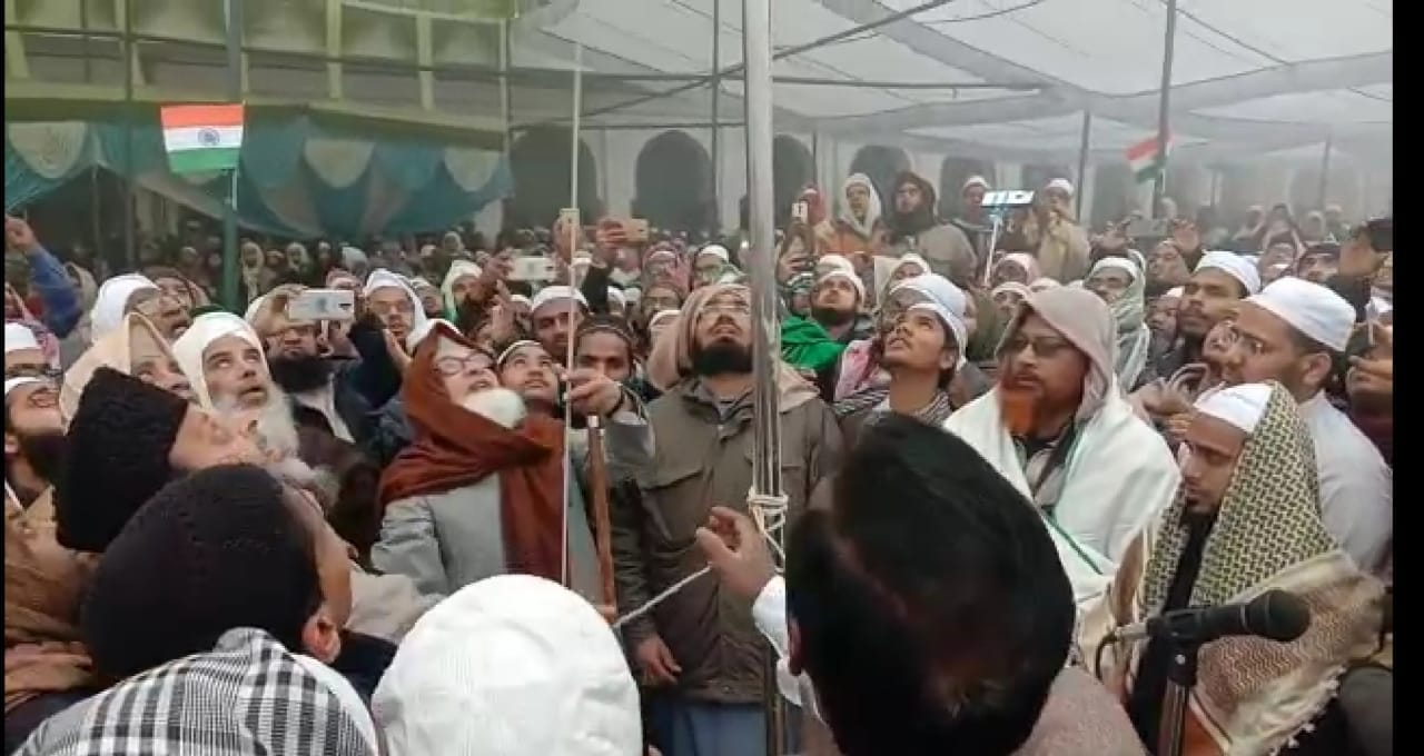 दारुल उलूम में ध्वजारोहण करते मोहतमिम मौलाना मुफ्ती अबुल कासिम नोमानी दारुल उलूम में ध्वजारोहण करते मोहतमिम मौलाना मुफ्ती अबुल कासिम नोमानी