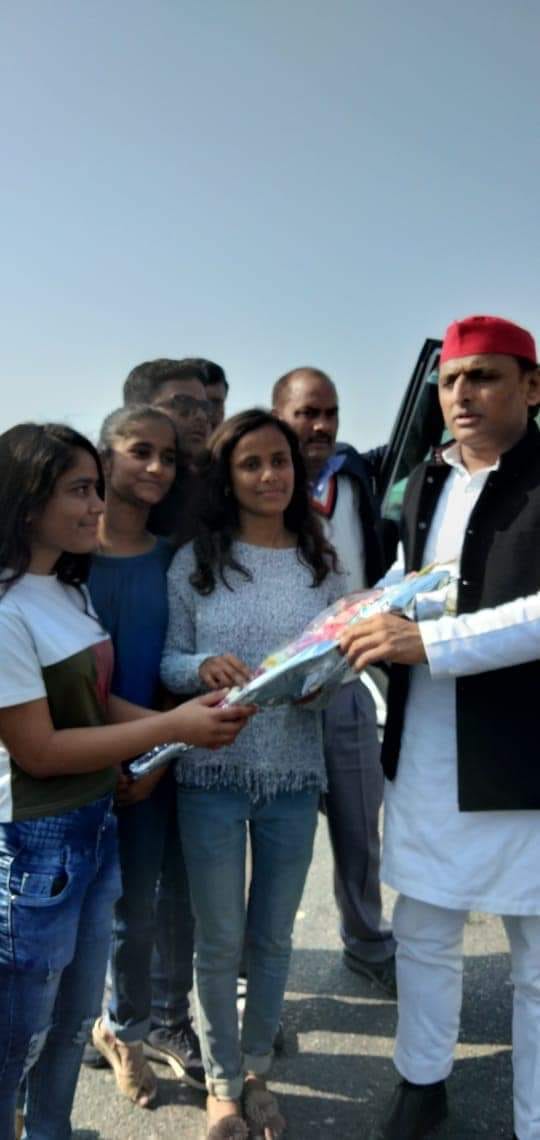 राठ रोड ओवरब्रिज पर सपा नेता की बेटियों से मिलते अखिलेश यादव राठ रोड ओवरब्रिज पर सपा नेता की बेटियों से मिलते अखिलेश यादव