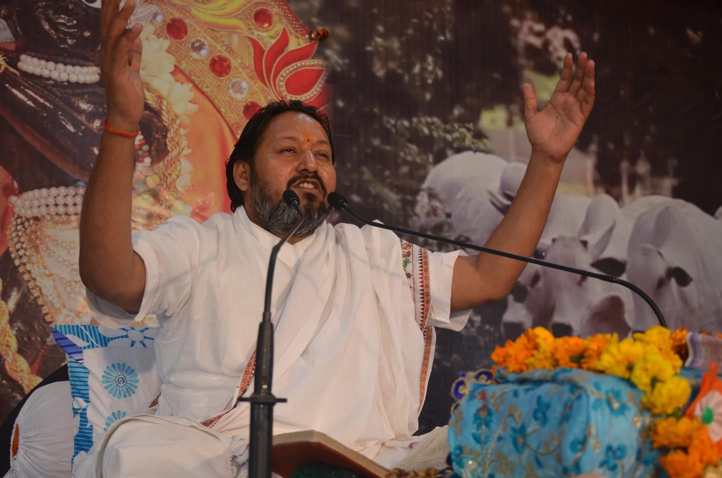 शुकदेव आश्रम में भागवत कथा सुनाते स्वामी हनुमान महाराज।