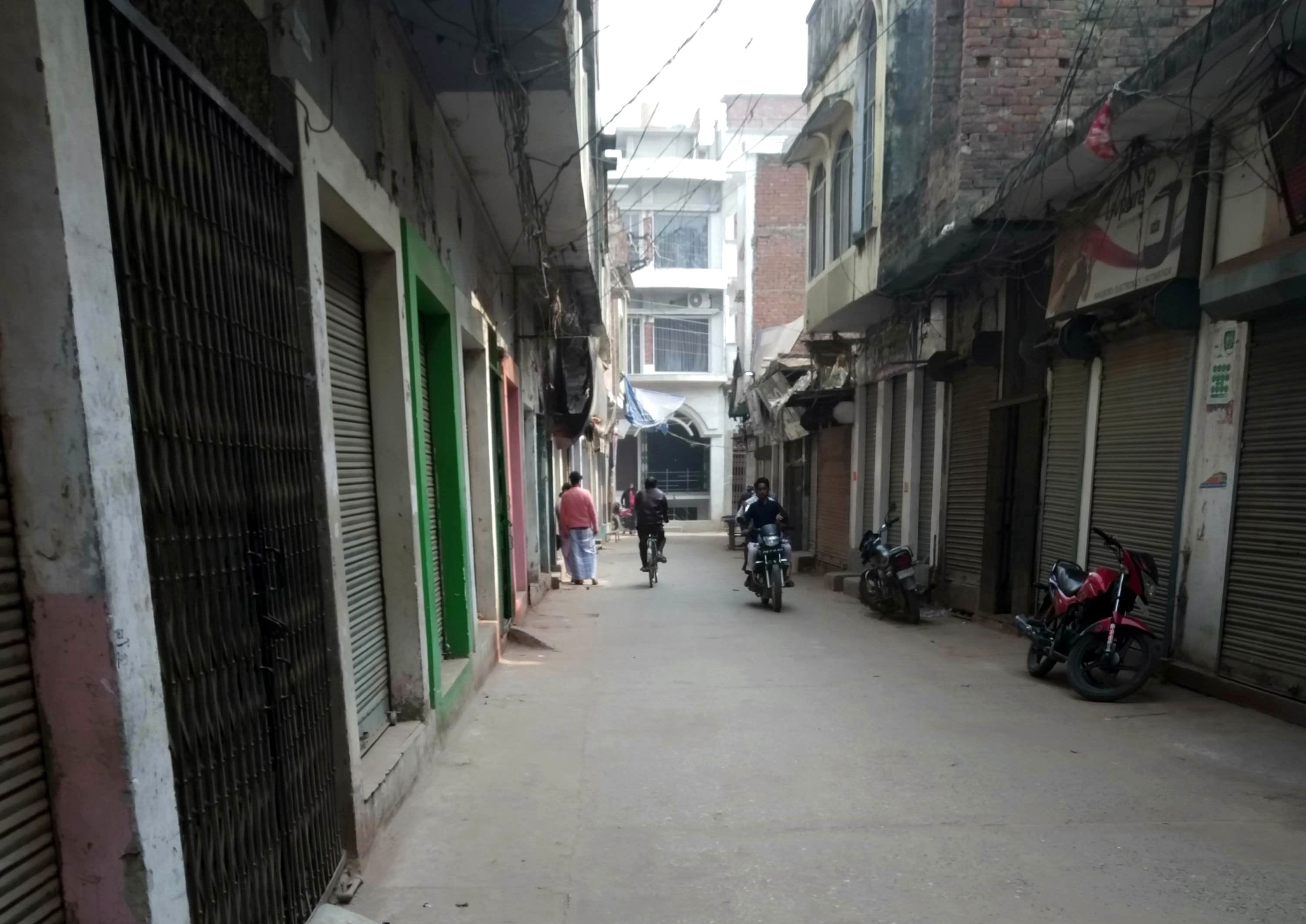 मुबारकपुर में सीएए के विरोध में पुरारानी की बंद दुकानें।