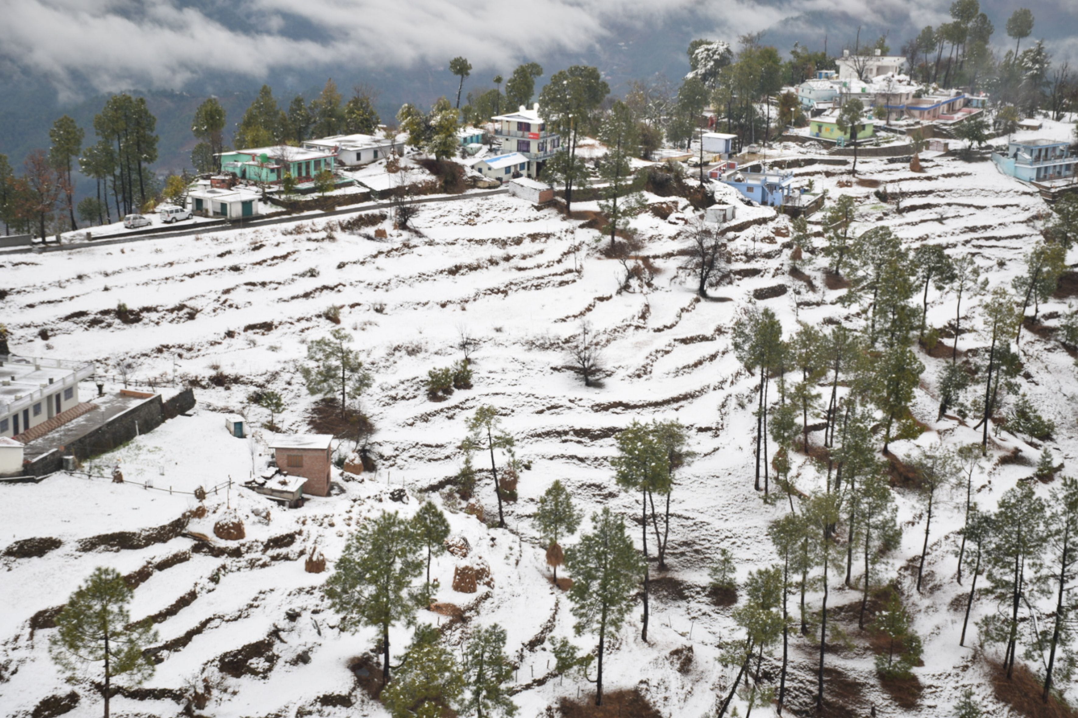  कसारदेवी क्षेत्र से बर्फबारी का शानदार नजारा।