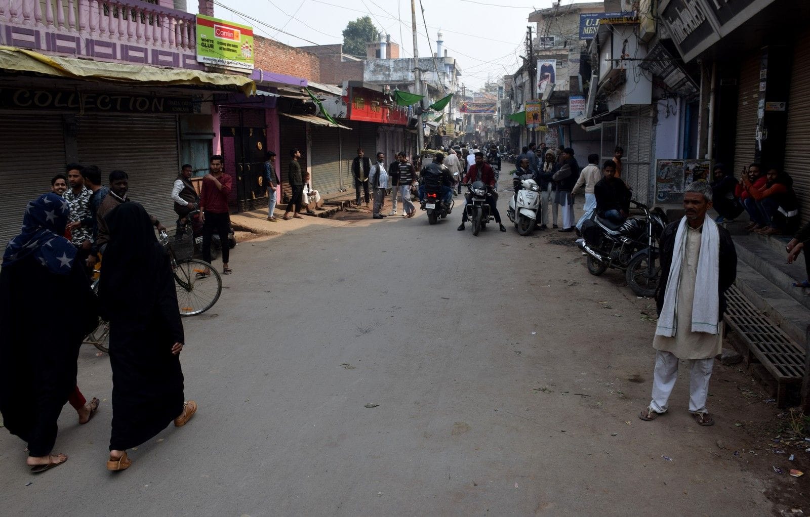 सीएए के विरोध में भारत बंद के आवाहन पर शहर के तकिया क्षेत्र में बंद दुकानें।