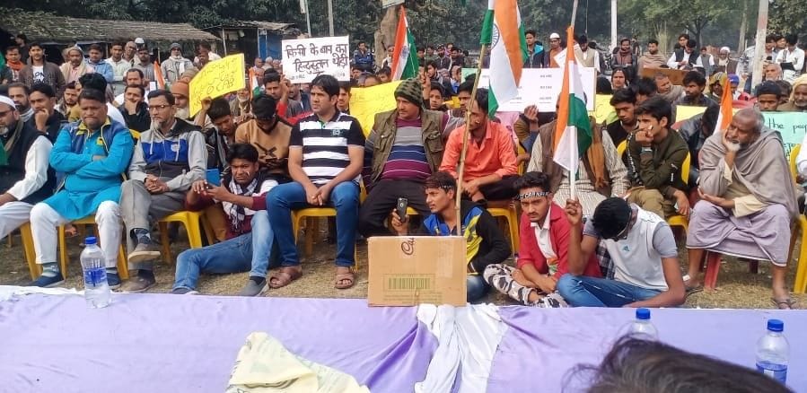 सरायमीर के राजापुर सिकरौर में सीएए को विरोध करते लोग।
