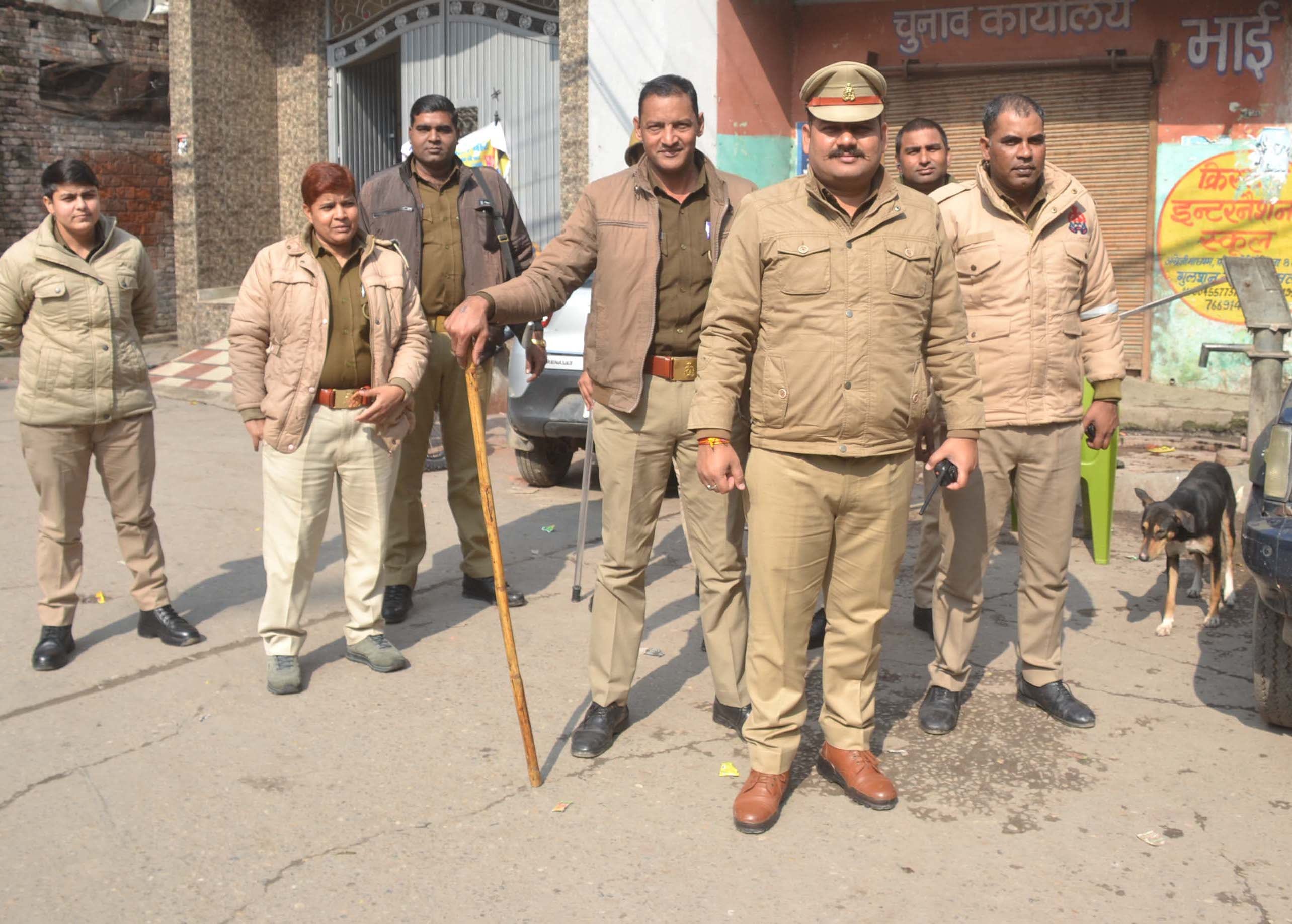 शामली आजाद चौक में तैनात पुलिसकर्मी शामली आजाद चौक में तैनात पुलिसकर्मी