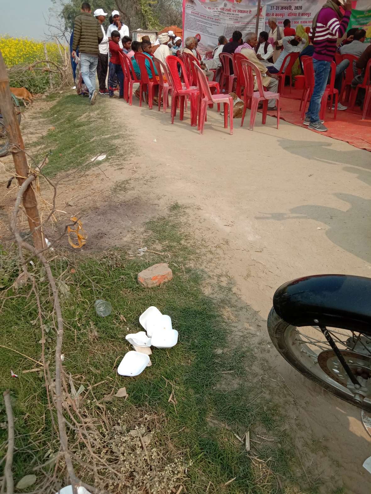 गंगा प्लान- गंगा यात्रा के सोहांव ब्लाक के शाहपुर बभनौली के लगे चौपाल के पास ही बिखरा पड़ा थर्माक? गंगा प्लान- गंगा यात्रा के सोहांव ब्लाक के शाहपुर बभनौली के लगे चौपाल के पास ही बिखरा पड़ा थर्माक?