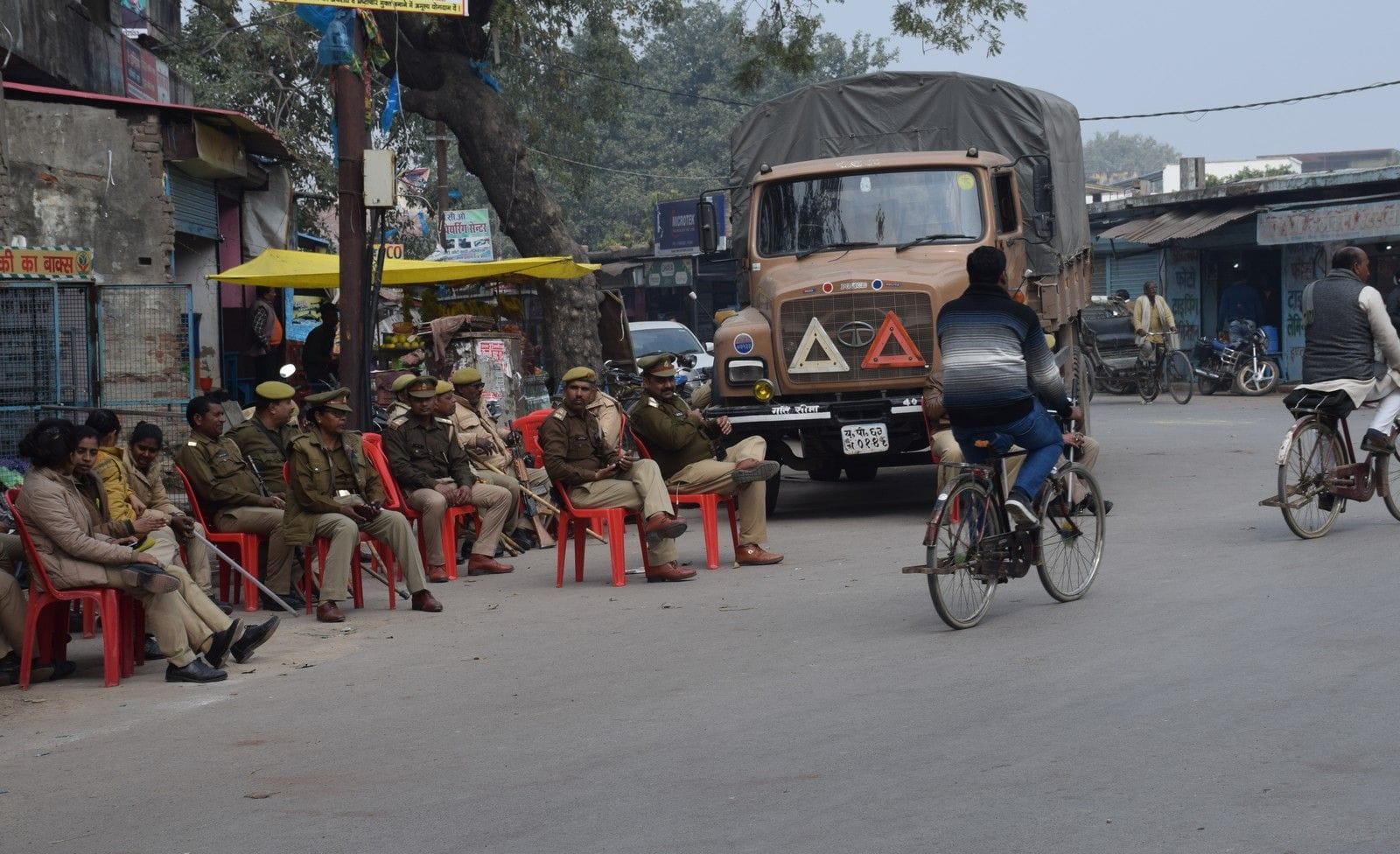 कलेक्ट्रेट पर सीएए के विरोध में भारत बंद के मद्दे नजर तैनात पुलिस बल।