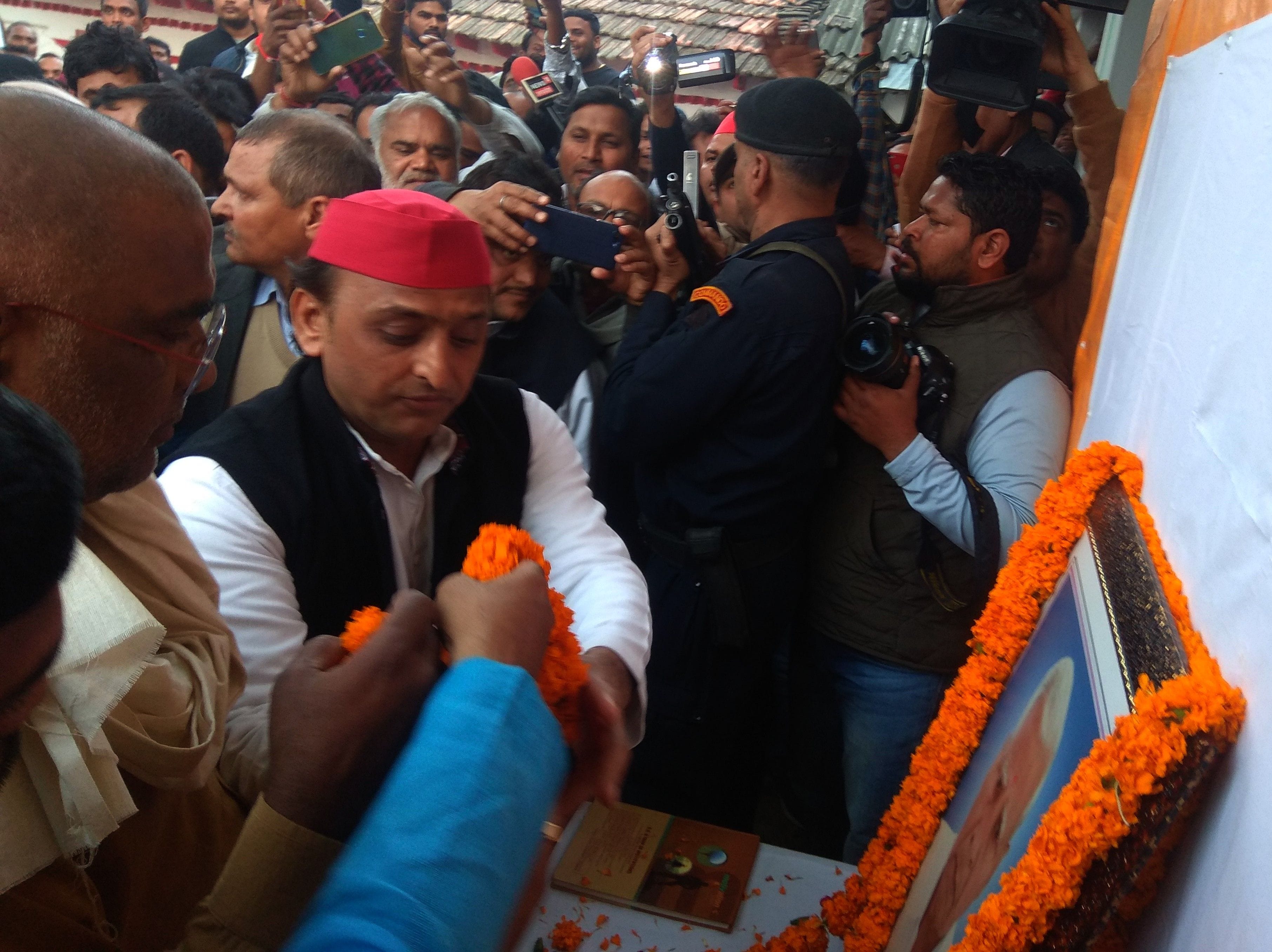 फूलपुर तहसील क्षेत्र के आँधीपुर पूर्व सांसद रामकृष्ण यादव को श्रद्घांजलि देते पूर्व मुख्यमंत्? फूलपुर तहसील क्षेत्र के आँधीपुर पूर्व सांसद रामकृष्ण यादव को श्रद्घांजलि देते पूर्व मुख्यमंत्?