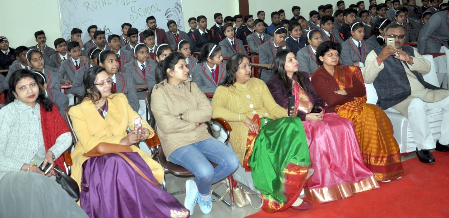 शामली रायल पब्लिक स्कूल में अमर उजाला की पुलिस पाठशाला में भाग लेते छात्र छात्राएं व समाजसेवी मह? शामली रायल पब्लिक स्कूल में अमर उजाला की पुलिस पाठशाला में भाग लेते छात्र छात्राएं व समाजसेवी मह?