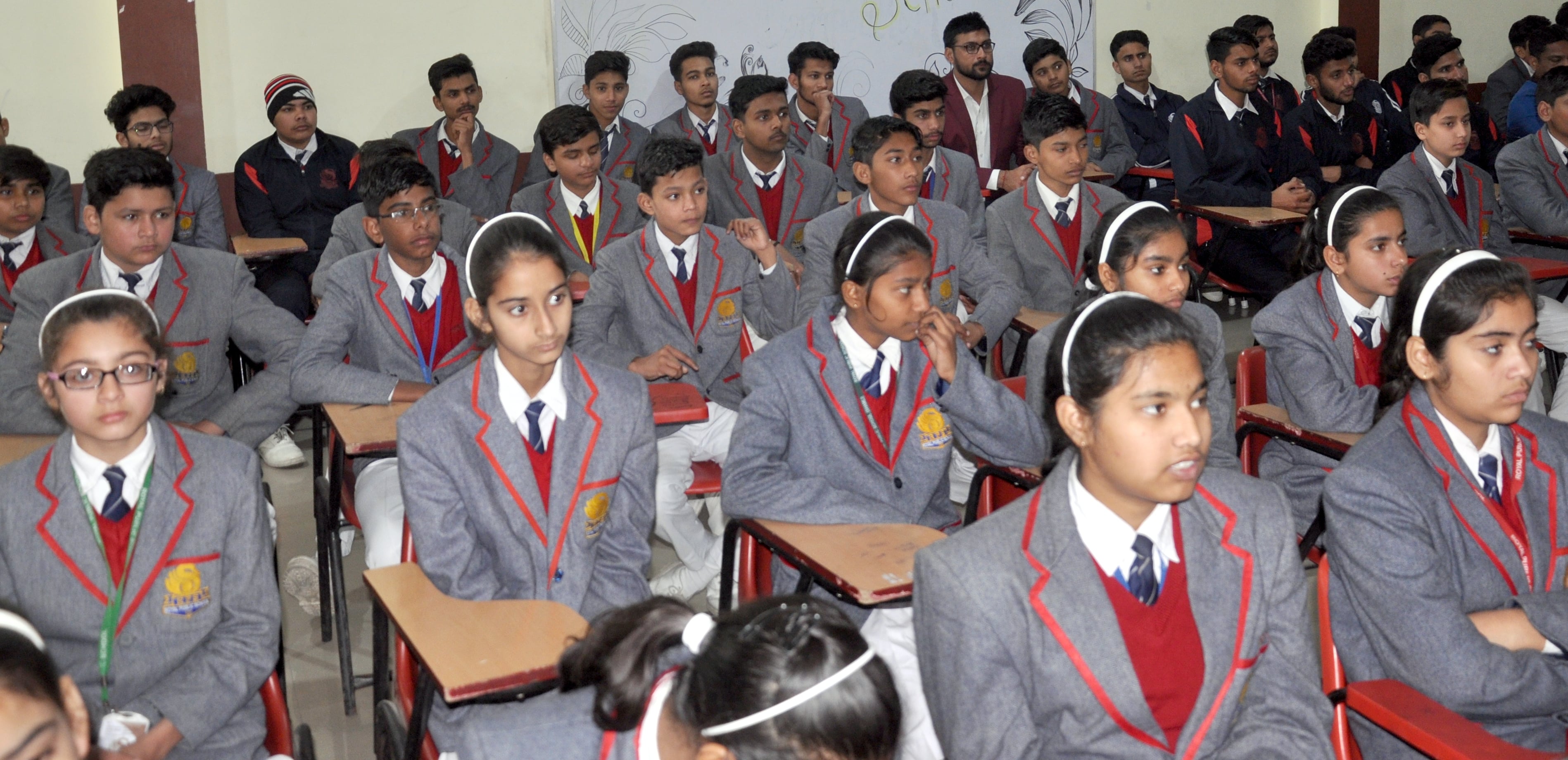 शामली रायल पब्लिक स्कूल में अमर उजाला की पुलिस पाठशाला में भाग लेते छात्र छात्राएं शामली रायल पब्लिक स्कूल में अमर उजाला की पुलिस पाठशाला में भाग लेते छात्र छात्राएं