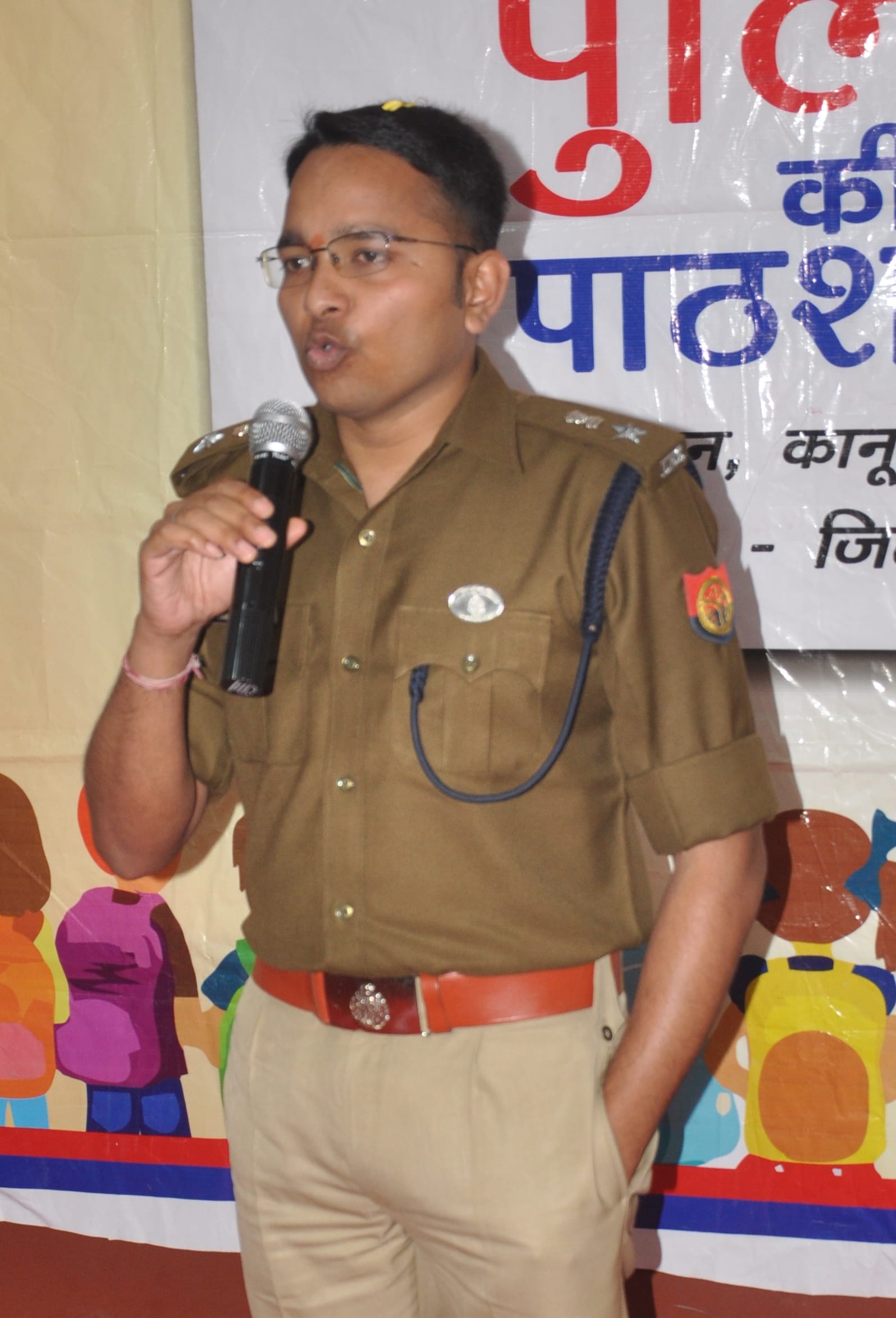 शामली रायल पब्लिक स्कूल में अमर उजाला की पुलिस पाठशाला में छात्र छात्राओ को जानकारी देते एसपी वि? शामली रायल पब्लिक स्कूल में अमर उजाला की पुलिस पाठशाला में छात्र छात्राओ को जानकारी देते एसपी वि?