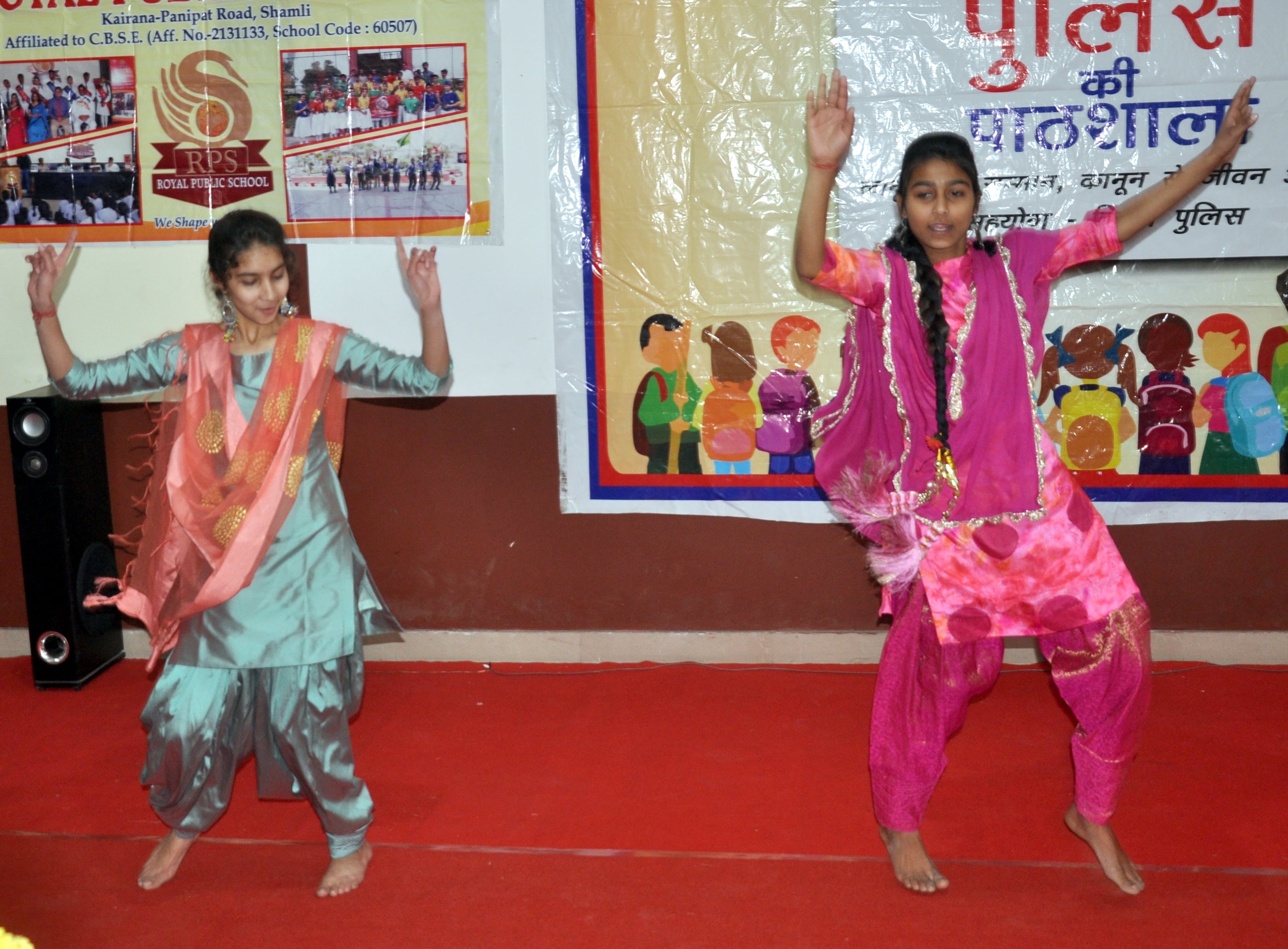 ामली रायल पब्लिक स्कूल में अमर उजाला की पुलिस पाठशाला में सांस्कृतिक कार्यक्रम प्रस्तुत करती छा ामली रायल पब्लिक स्कूल में अमर उजाला की पुलिस पाठशाला में सांस्कृतिक कार्यक्रम प्रस्तुत करती छा