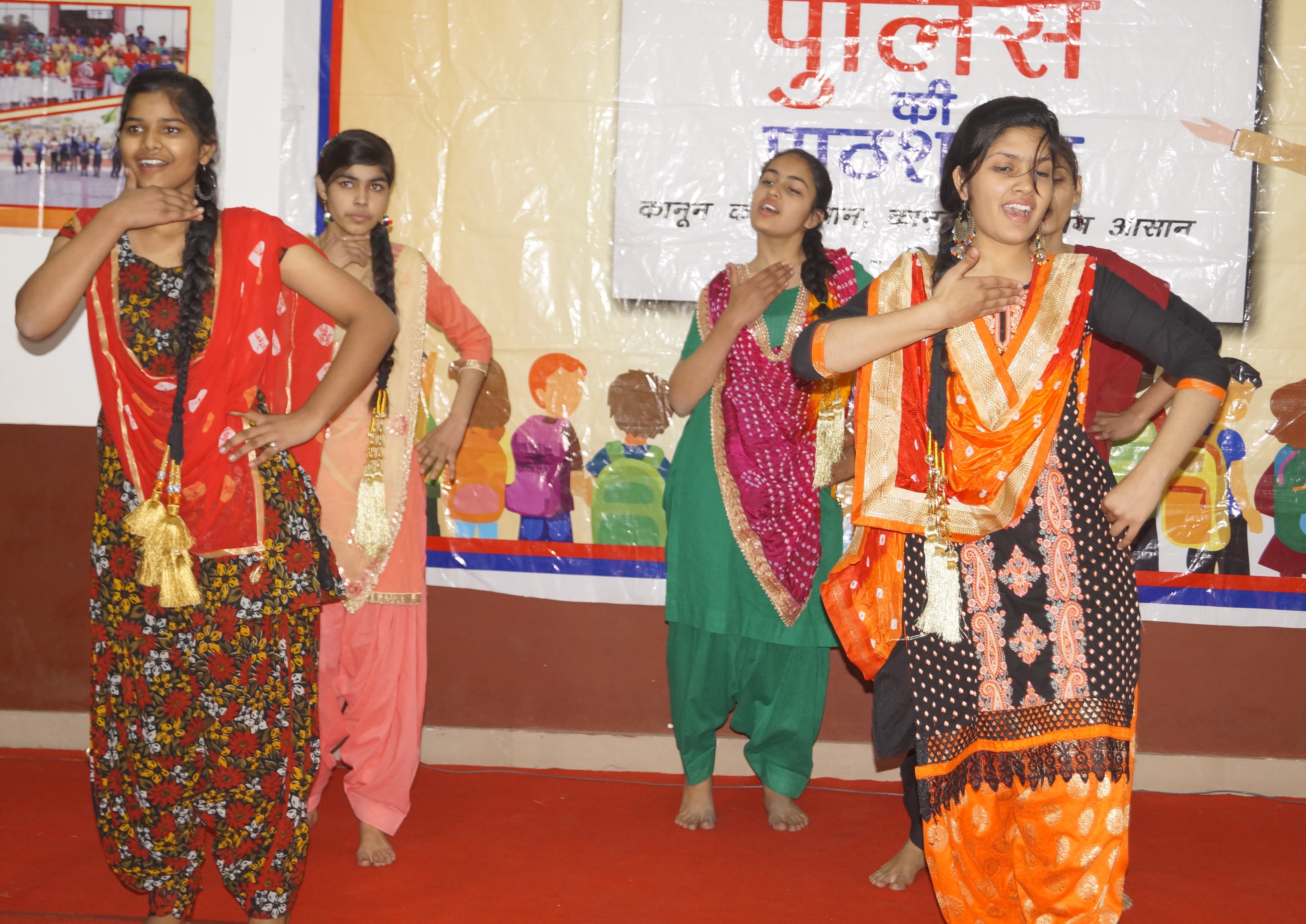 शामली रायल पब्लिक स्कूल में अमर उजाला की पुलिस पाठशाला में सांस्कृतिक कार्यक्रम प्रस्तुत करती छ शामली रायल पब्लिक स्कूल में अमर उजाला की पुलिस पाठशाला में सांस्कृतिक कार्यक्रम प्रस्तुत करती छ