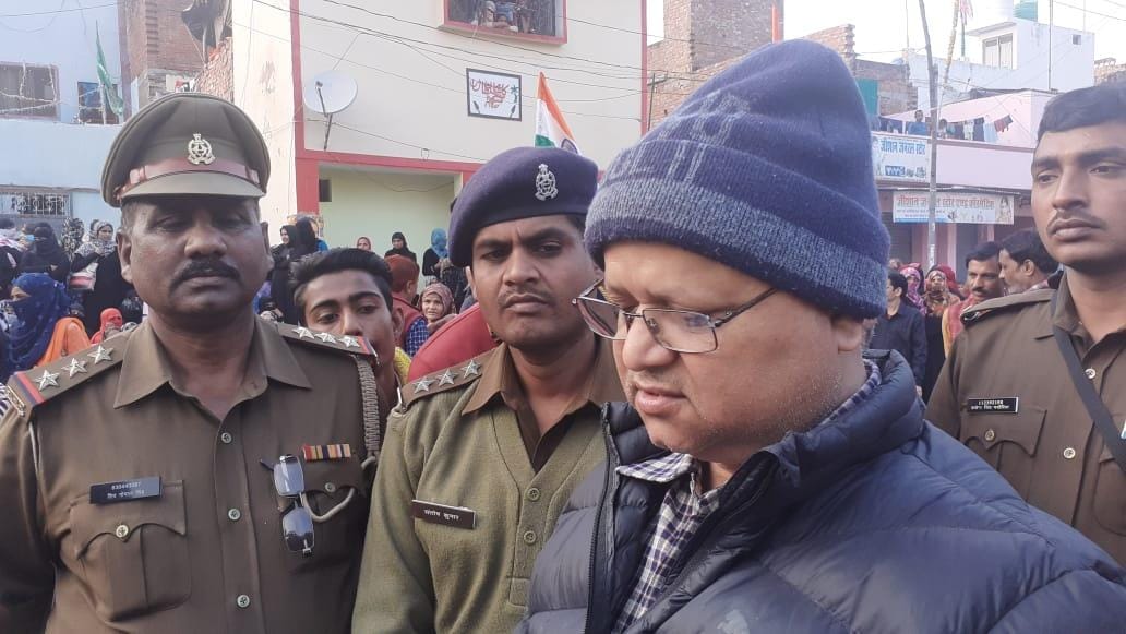 तिलक नगर में ज्ञापन लेने के लिए खड़े सिटी मजिस्ट्रेट हरिशंकर शुक्ला व सीओ संतोष कुमार तिलक नगर में ज्ञापन लेने के लिए खड़े सिटी मजिस्ट्रेट हरिशंकर शुक्ला व सीओ संतोष कुमार