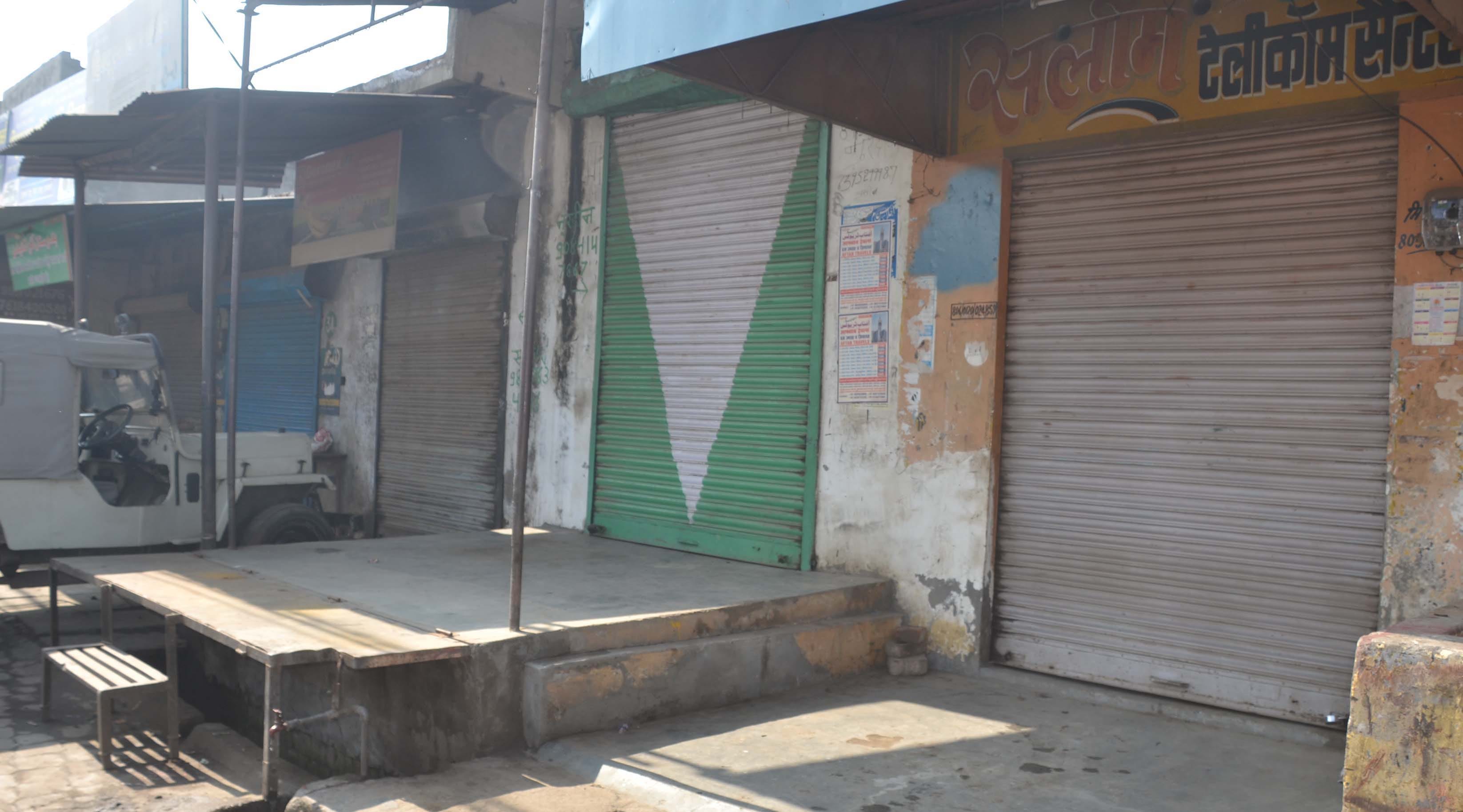 शामली दिल्ली रोड पर बंद पडी दुकाने शामली दिल्ली रोड पर बंद पडी दुकाने