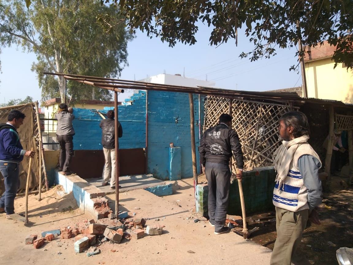 गल्ला मंडी में अतिक्रमण हटाते कर्मचारी