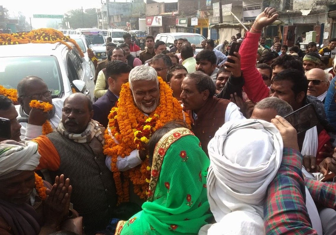 ठेकमा में प्रदेश भाजपा अध्यक्ष स्वतंत्रदेव सिंह का स्वागत करते पार्टी कार्यकर्ता। ठेकमा में प्रदेश भाजपा अध्यक्ष स्वतंत्रदेव सिंह का स्वागत करते पार्टी कार्यकर्ता।